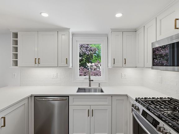 3rd image of 333 Florence Ave Floor 2