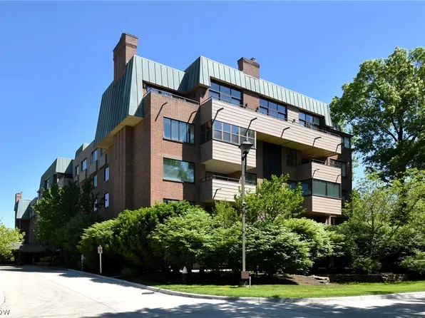 5200 Three Village Dr APT 1C, Lyndhurst, OH 44124