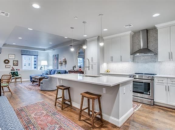 2nd image of 1505 Elm St #506