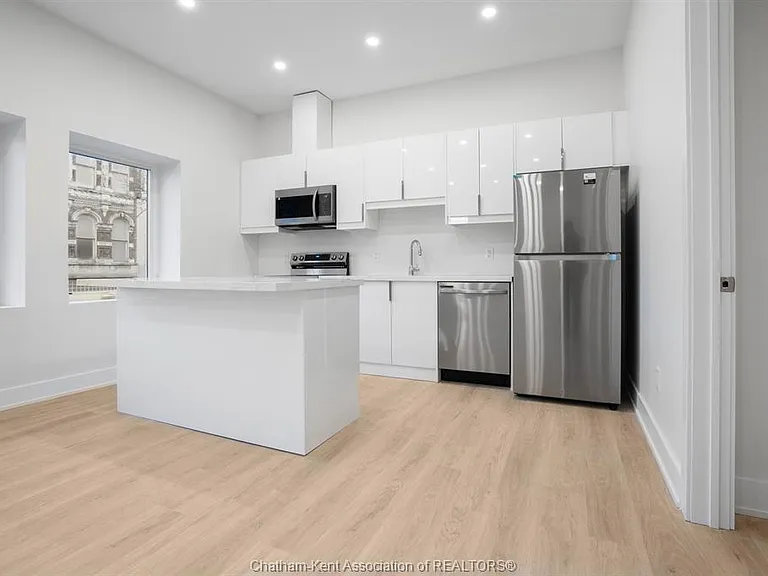 153 King St W #7 — Photo 1