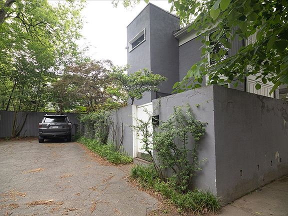 5th image of 882 Charles Allen Dr NE