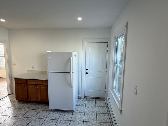 4th image of 142 Cowles St