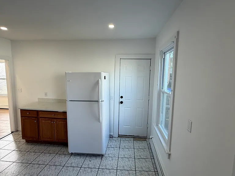 142 Cowles St — Photo 4