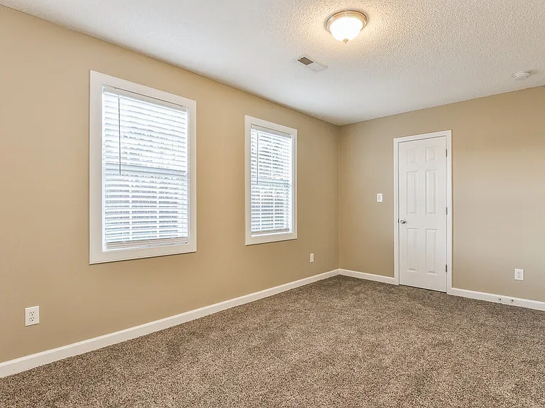 101 Mayfair Ct — Photo 10