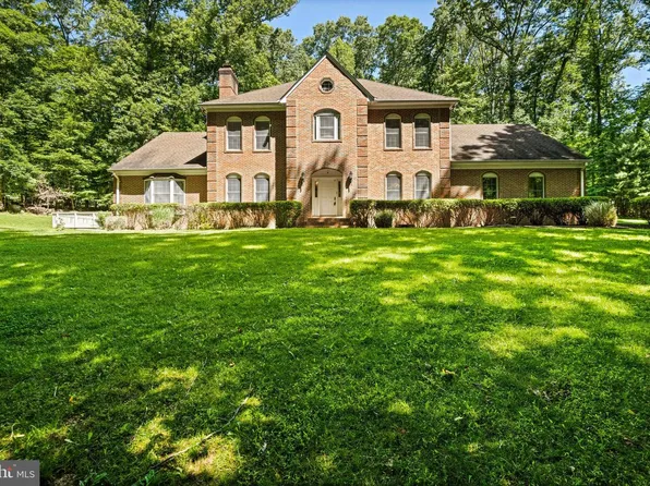 700 Running Brook Dr, Great Falls, VA 22066