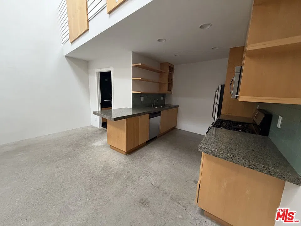 Studio, 1063 sqft, $3,672 — Photo 3