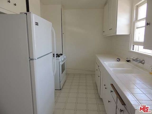 3rd image of 2468 Barry Ave