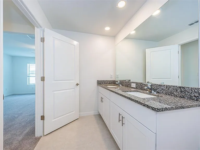 8327 Crescent Oaks Dr — Photo 32