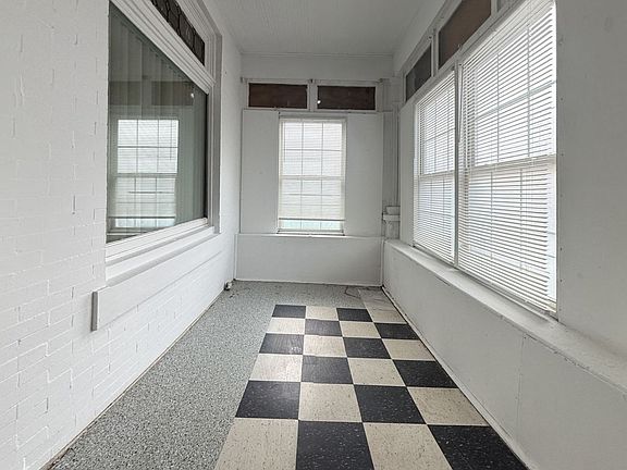 3rd image of 5652 Addison St