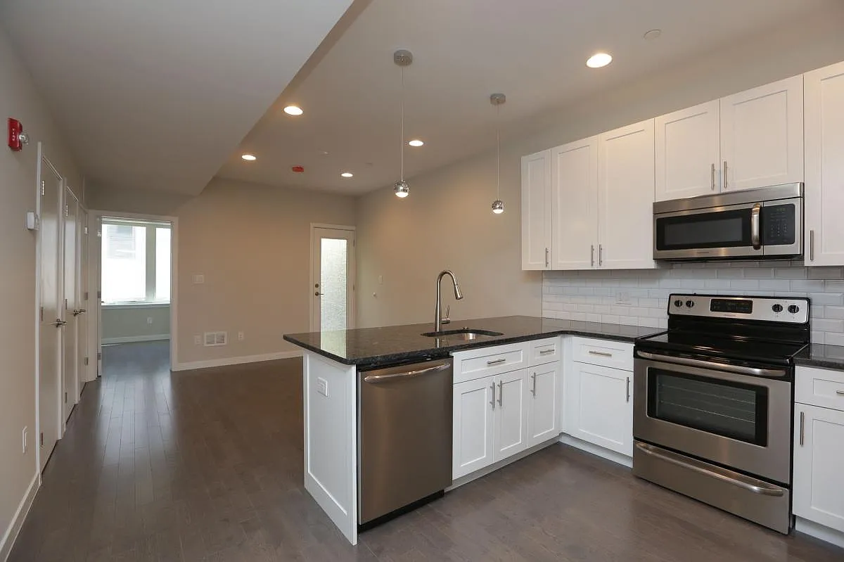 2 bed, 1000 sqft, $1,600 — Photo 3
