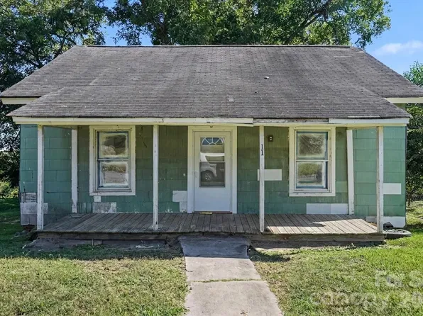 11 Circle St, Great Falls, SC 29055