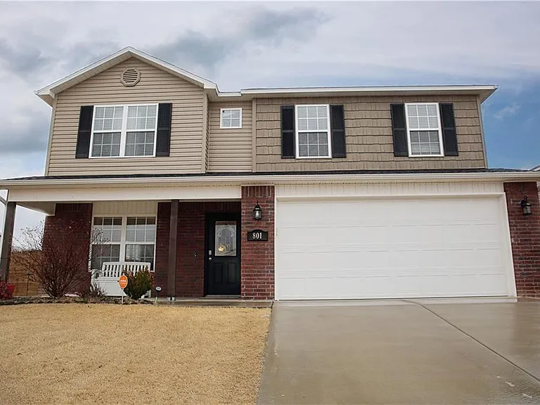 801 SW Loudon Dr — Photo 1