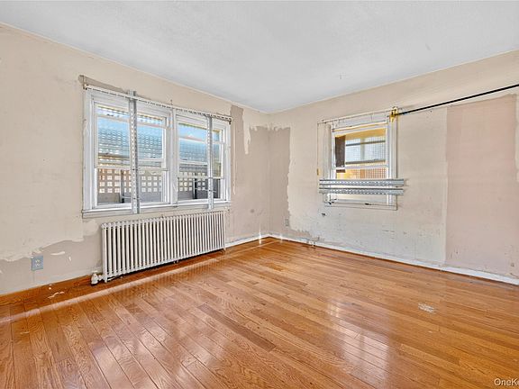 3rd image of 740 Barry Place