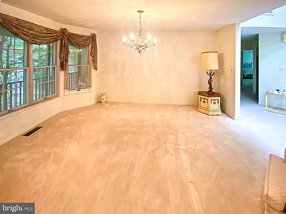 5th image of 419 N Creek Cir