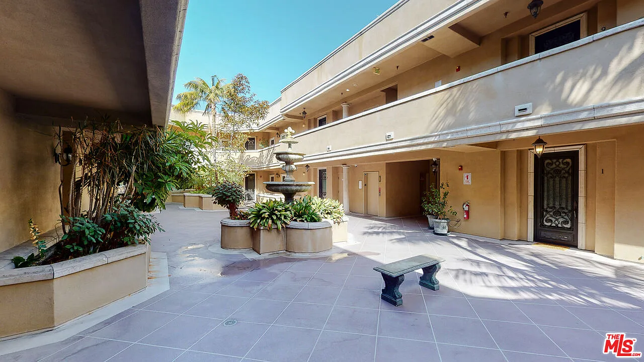 3 bed, 3.0 bath, 1808 sqft, $5,400 — Photo 3