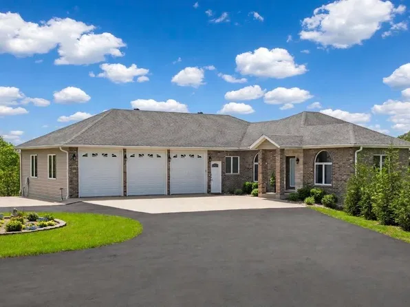 28385 400th St, Bellevue, IA 52031
