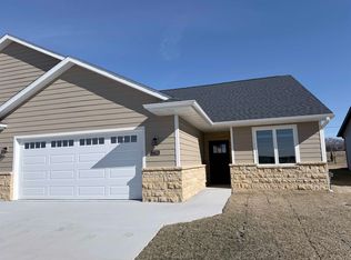 3596 Wagon Wheel Ln, Dubuque, IA 52002