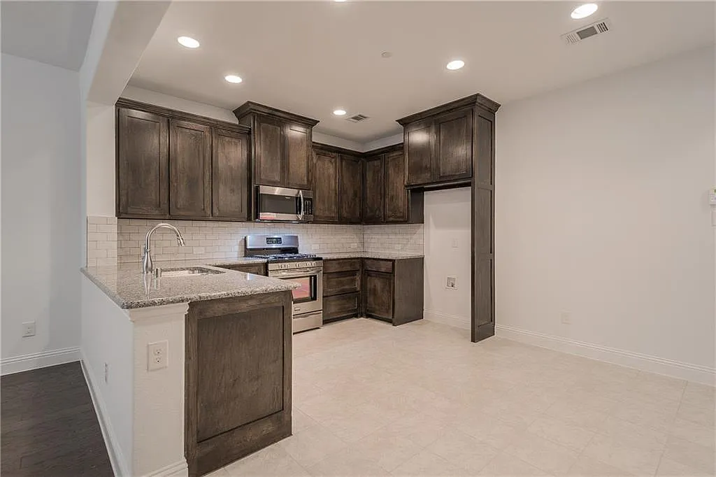 3 bed, 2.5 bath, 1690 sqft, $2,500 — Photo 3