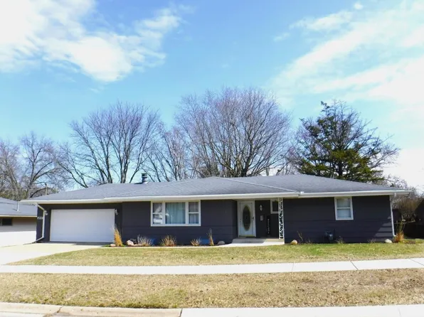 1869 Ridge Dr, Freeport, IL 61032