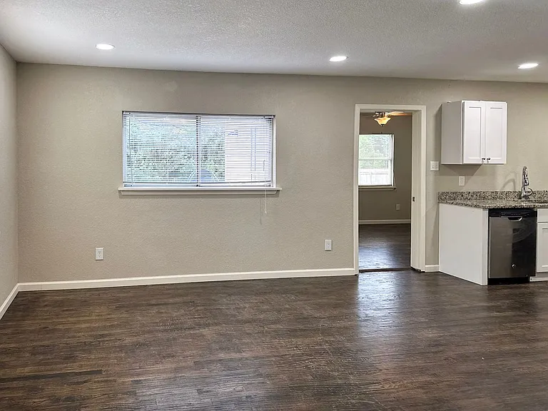 5619 Iowa St — Photo 3