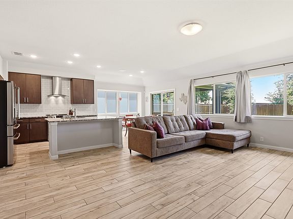 5th image of 544 Lucas Ln