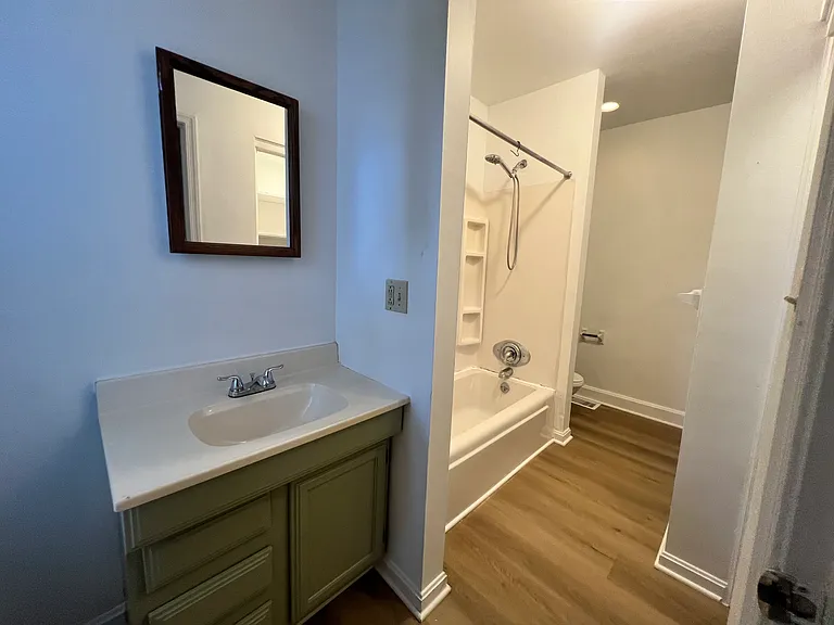 139 E Pomfret St — Photo 19