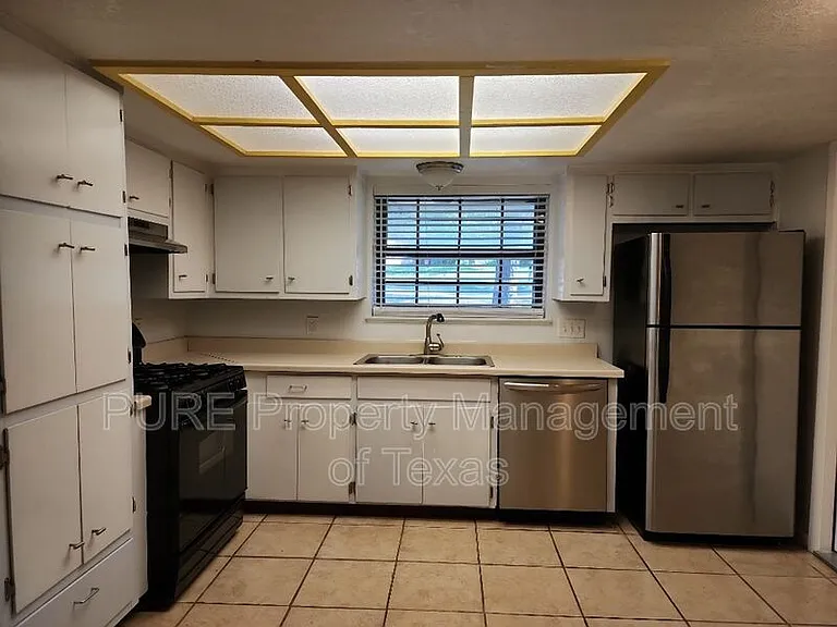 3000 Lakeside Dr — Photo 5