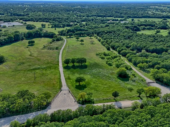 100 Starkey Rd, Saint Jo, TX 76265