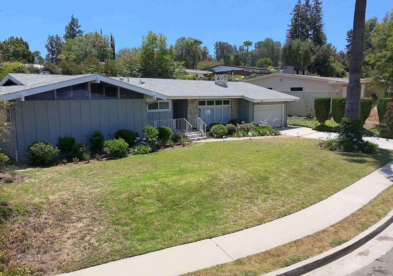 Beautiful One Level, 3 Bedroom, 3 Bathroom Tarzana Pool Home for Lease! — Photo 1