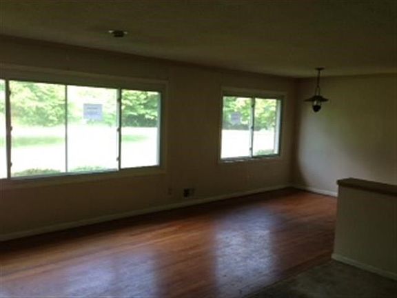 4th image of 270 Hester Ave