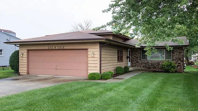 251 N Oak Ave photo 1