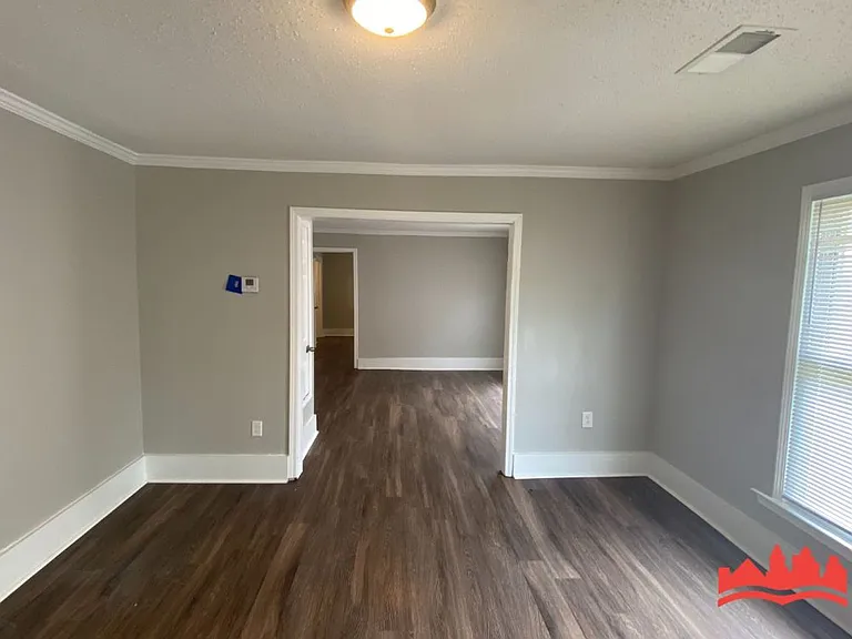 1532 Barton St — Photo 4