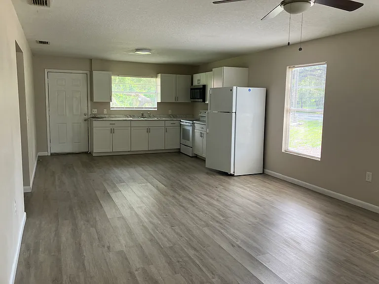 102-106 N Jasper St #110-A — Photo 6
