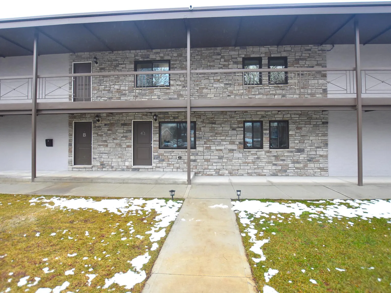 2325 W Thirteen Mile Rd — Photo 2