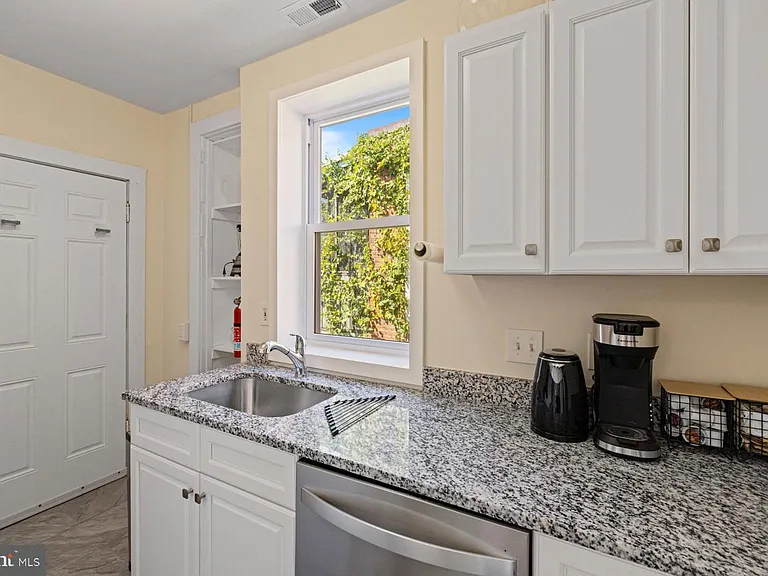 325 V St NE #1 — Photo 12