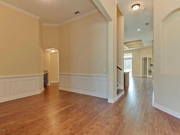 4th image of 141 Ellsworth Cir