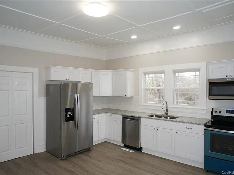 405 Oak Cir — Photo 2