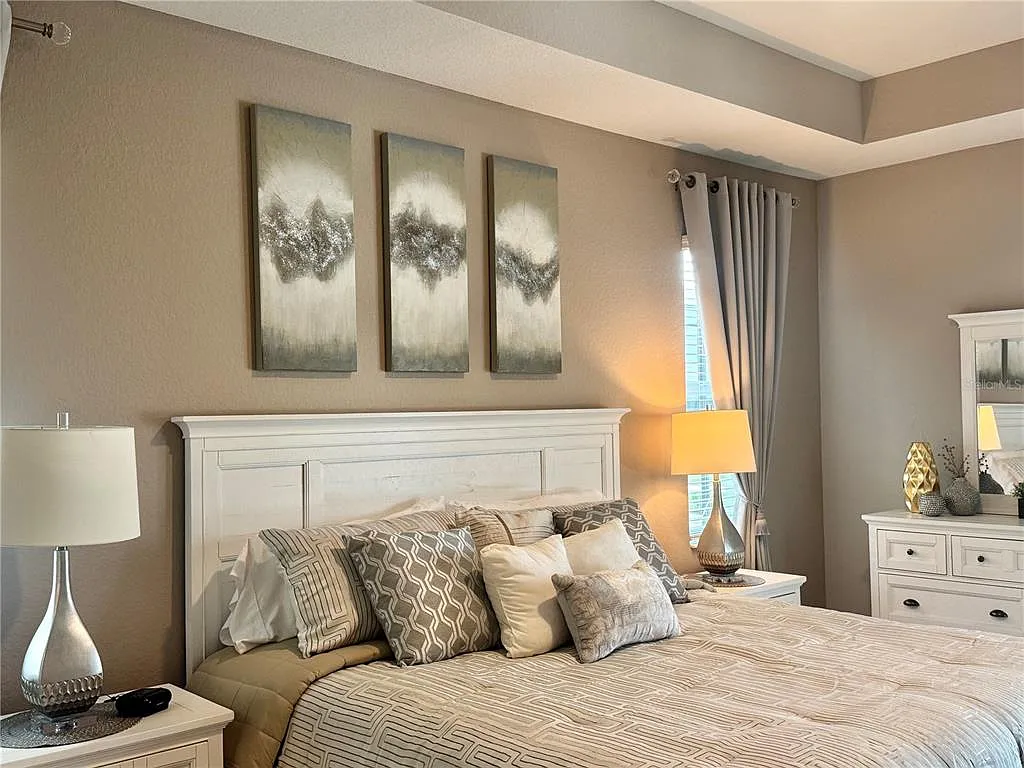 3 bed, 2.0 bath, 2246 sqft, $8,000 — Photo 3