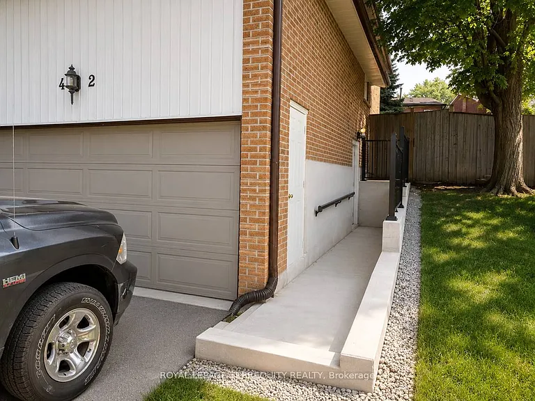 42 Portland Cres #LOWER LEVEL — Photo 2