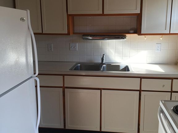 3rd image of 384 Crescent Dr