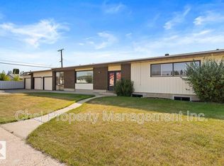 8007 128th Ave NW, Edmonton, AB T5C 1T8