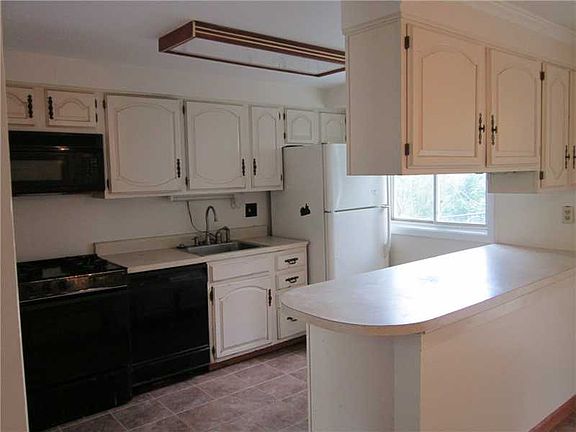 3rd image of 2424 Trotter Dr