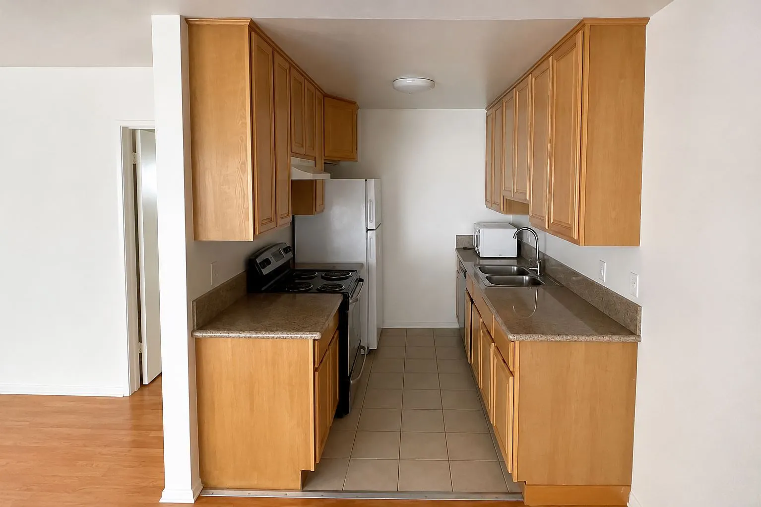3 bed, 1200 sqft, $4,200 — Photo 3