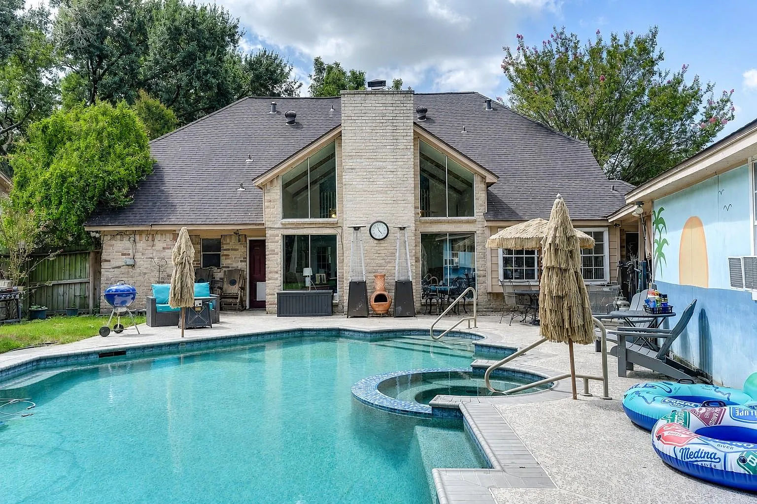 4 bed, 2.5 bath, 2684 sqft, $3,000 — Photo 2