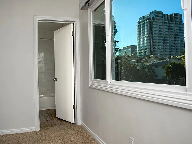 942 N Louise St — Photo 15