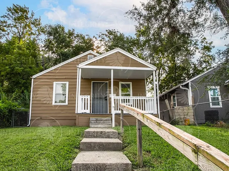 4411 S Benton Ave — Photo 2