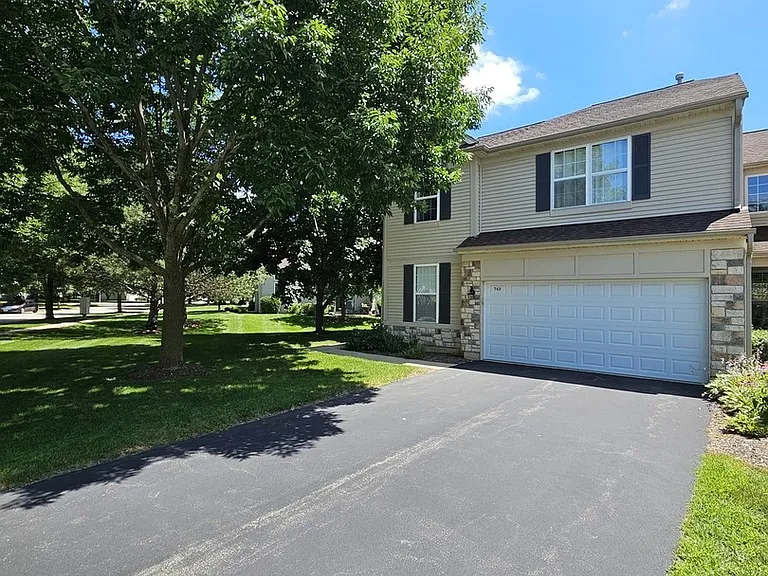 749 Dillon Ct — Photo 1