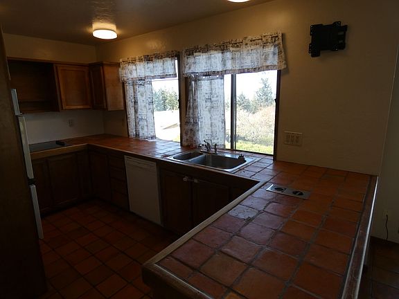 5th image of 1627 E 5th St