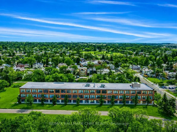543 Timothy St #106, Newmarket, ON L3Y 1R1