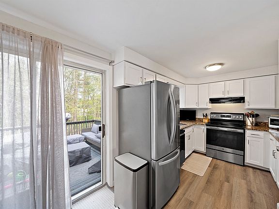 5th image of 46 Sharron Dr